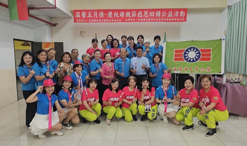 「愛在五月綻放」救國團高雄市團委會贈花傳愛暖人心