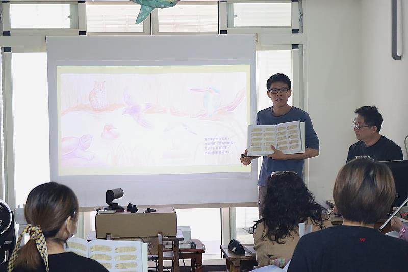 《出發吧！野虎》繪本繪者分享創作的理念與心路歷程，並介紹插畫中隱藏的小巧思