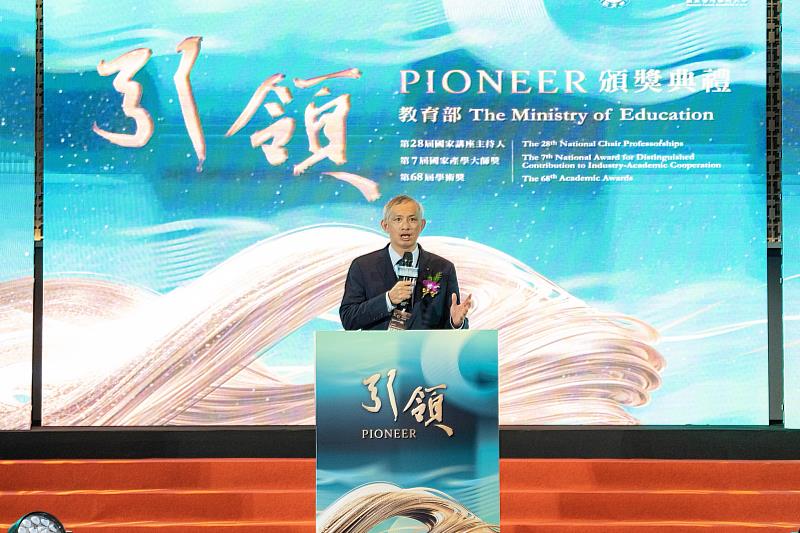 臺科大產學創新學院院長邱煌仁特聘教授獲頒國家產學大師獎，圖為頒獎典禮發表感言。(照片由引領頒獎典禮之主辦單位提供)