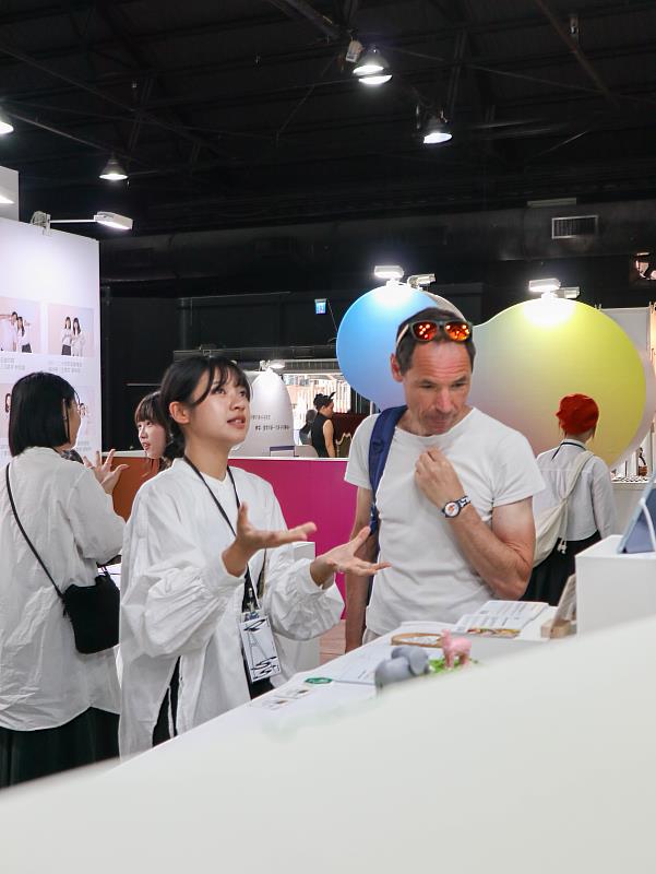 亞大商設系同學，說名作品的創意亮點和設計理念。