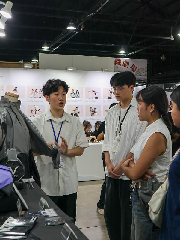 亞大商設系同學,說名作品的創意亮點和設計理念。