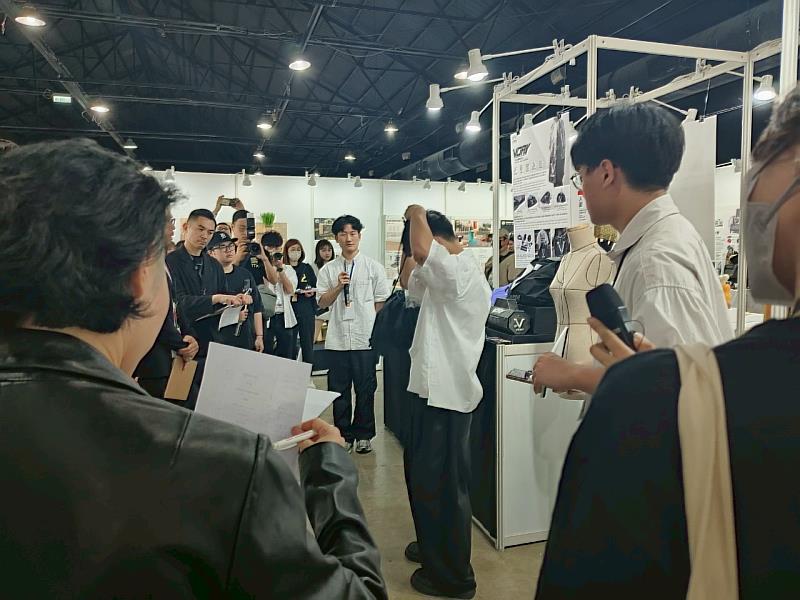 亞大商設系同學，演示其作品的創意亮點及如何使用。