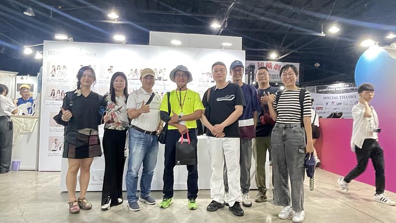 亞大商設系畢業成果展，(由左至右)王靜儀、劉芃均老師、怡振貿易公司董事長李奇勛、林義順顧問、光陽工業蕭博文工程師、黃雅毓老師，在會場合影。