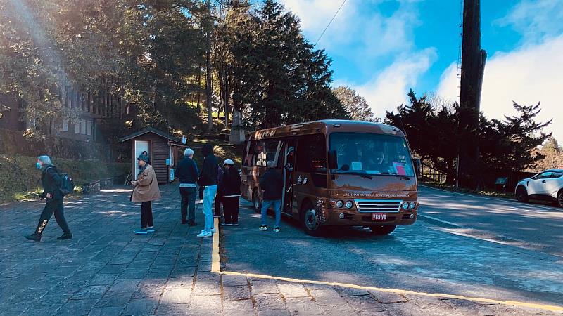 遊園車多個站點停靠,提供遊客旅程彈性及安全舒適,為阿里山國家森林遊樂區內不可或缺的交通工具