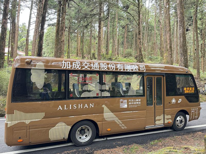 林業保育署嘉義分署自104年採用電動中巴作為園區內導覽車種,創造低碳、環保、綠能的遊園環境