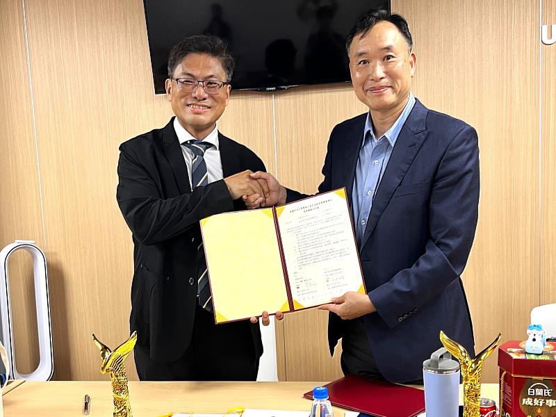 南臺科技大學黃能富校長（左）與國立華南高級商業職業學校王世如校長（右）共同主持策略聯盟簽約儀式，象徵兩校攜手合作，共創技職教育新篇章。