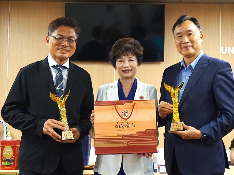 南臺科大傑出校友暨中華民國聲暉聯合會莫素娟理事長（中），頒贈別具意義的紀念獎座予國立華南高級商業職業學校王世如校長（左）與南臺科技大學黃能富校長（右），共同見證兩校攜手策略聯盟，為技職教育發展注入新動能。獎座的頒發，不僅象徵著對兩校未來合作的期許，也凝聚了三方共同為教育努力的心意。