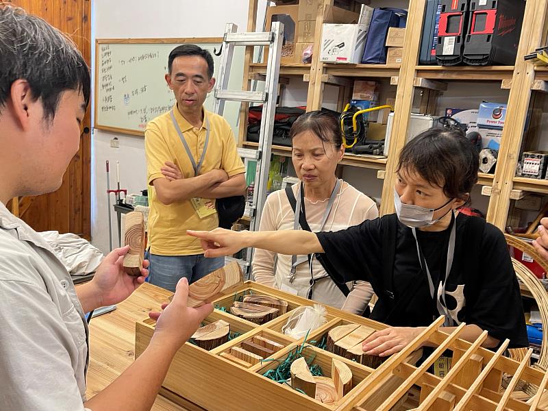 學員於義築協會工作站認真請教各種木材之間的差異。