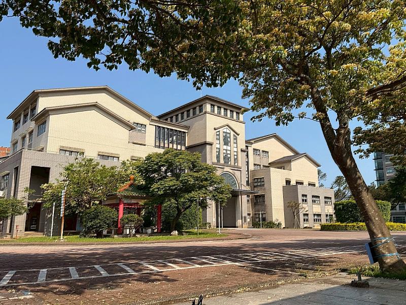 電機南向一真范玉訓同學拍出加羅林魚木繁花盛開、如詩如畫的校園，獲得學生組第一名肯定。