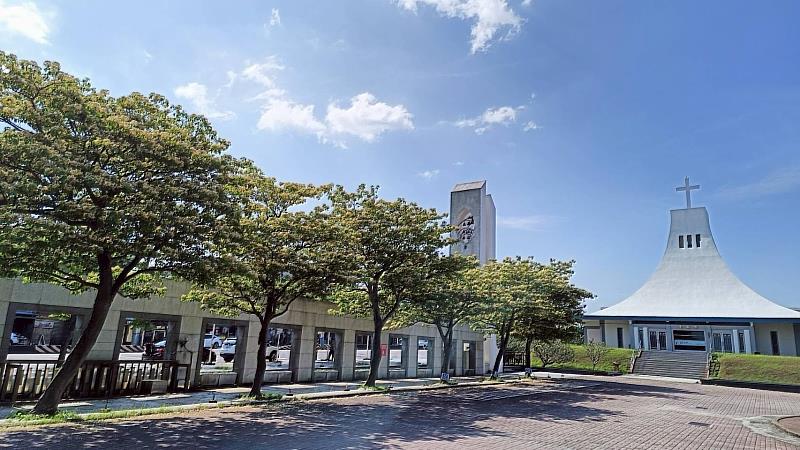 研發處黃守靜以「魚木花輕灑教堂前庭，一場春日的詩悄然展開」為主軸，拍出盛開的魚木向古老教堂獻上自然讚美詩的畫面，獲得教職員組第二名獎項。