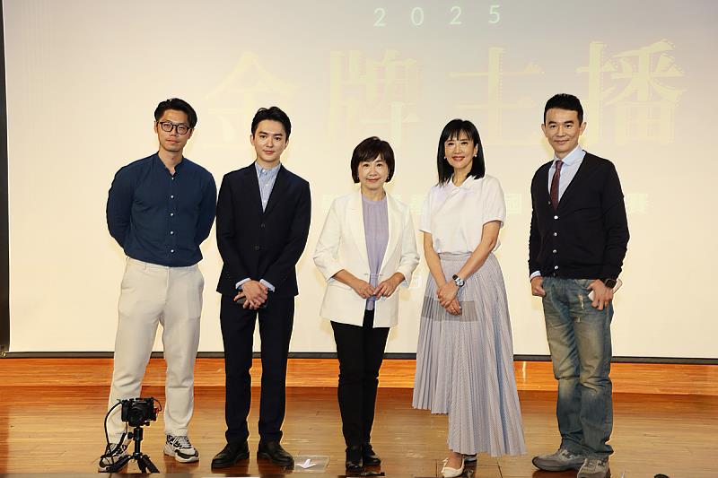 今年比賽由TVBS協辦，評審陣容星光熠熠。其中鄧崴(左)、吳軒彤(左二)及謝向榮(右)都是畢業於文化大學。