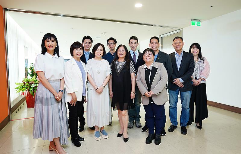 前排左起TVBS資深主播方念華、莊開文、詹慶齡、王淑音副校長、陳雅琪副教授。後排左起吳軒彤、鄧崴、謝向榮、郭文平院長、陶聖屏主任及文大公共事務室唐淑珍主任。