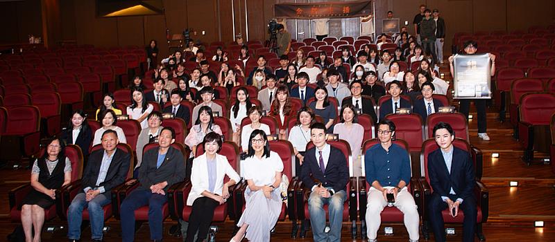 第16屆全國金牌主播決賽，TVBS三立主播及參賽學生與文大學生合影。