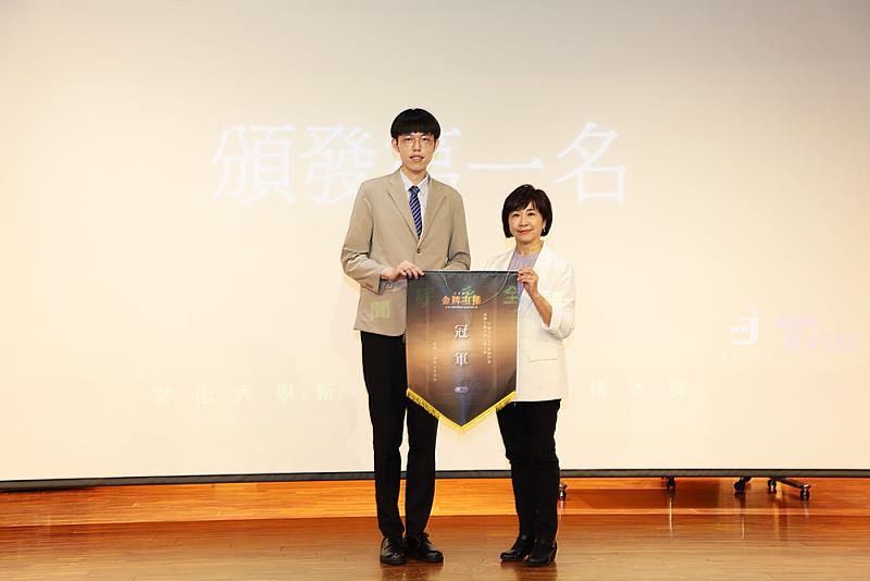文化大學新聞系四年級學生黃禹皓憑藉穩健台風與敏銳新聞感，在激烈競爭中脫穎而出，從強勁的各校參賽選手中奪下冠軍。