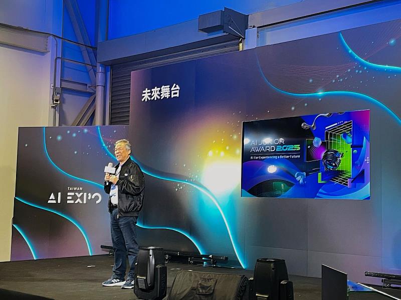 叡揚資訊創新研發中心林縣城副總經理在頒獎時肯定獲獎團隊的創新與AI應用能力。