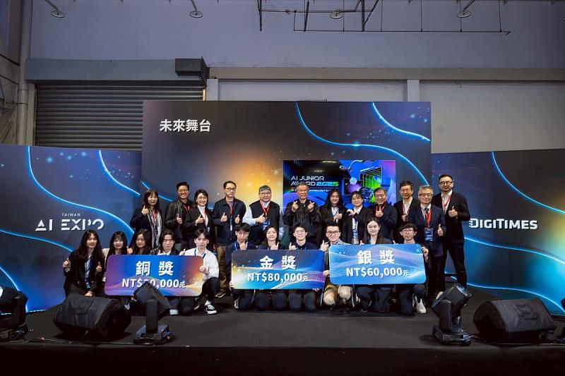 叡揚資訊創新研發中心林縣城副總經理於 AI Junior Award 2025頒獎並與獲獎團隊合影。