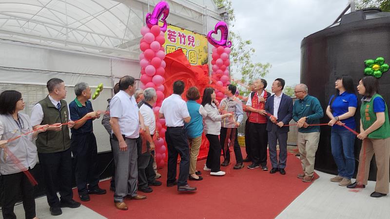 圖說一、張榮發慈善基金會全額贊助的若竹兒愛菜園正式啟用，由嘉義縣長翁章梁(右四)、若竹兒基金會董事長林朋輝(右五)、張榮發慈善基金會董事長吳景明(右三)等貴賓共同揭幕