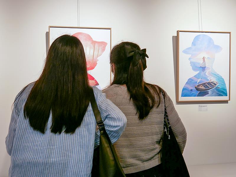 一對母女相偕觀展,在畫作與回憶之間悄悄交換眼神,度過專屬母親節的溫馨時光。