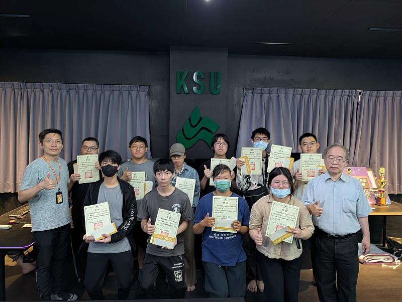 電遊學程頒發成績優異獎 ,主任葉俊吾(後排左1)及電算中心主任洪俊銘(前排右1)與獲獎學生合影
