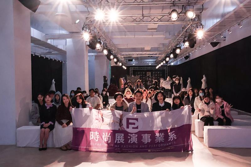 時尚系邀請男星楊皓威蒞校分享跨屆職涯歷程，全體合影