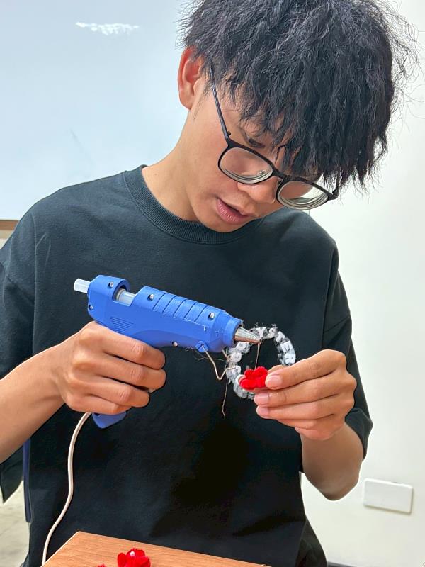 公廣系畢製團隊成員協助學員加工過程
