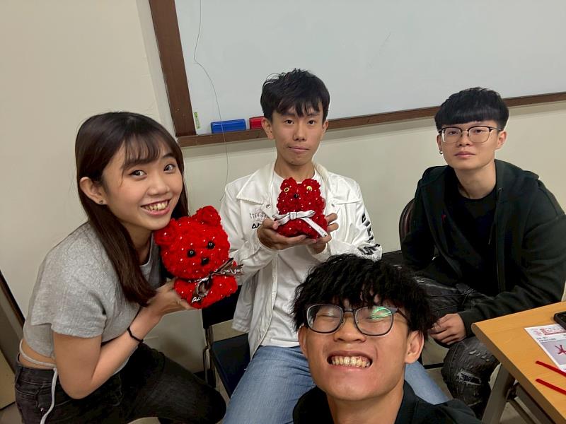 公廣系畢製團隊與作品合影