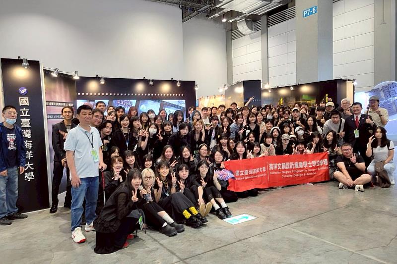 海大文創設計系師生於新一代設計展合影
