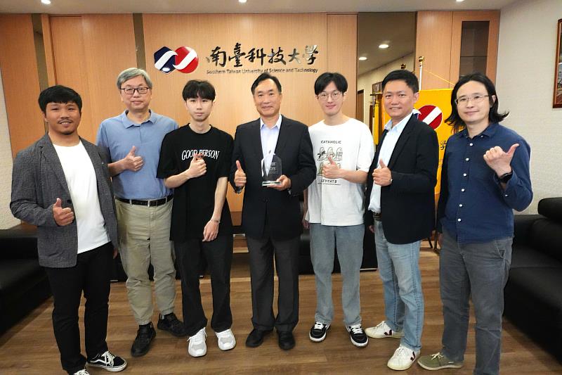 南臺科技大學黃能富校長與電子工程系鄭琮生助理教授、電子系主任王立洋、碩士生呂佳軒與葉祐麟以及工業技術研究院光電所代表合影。