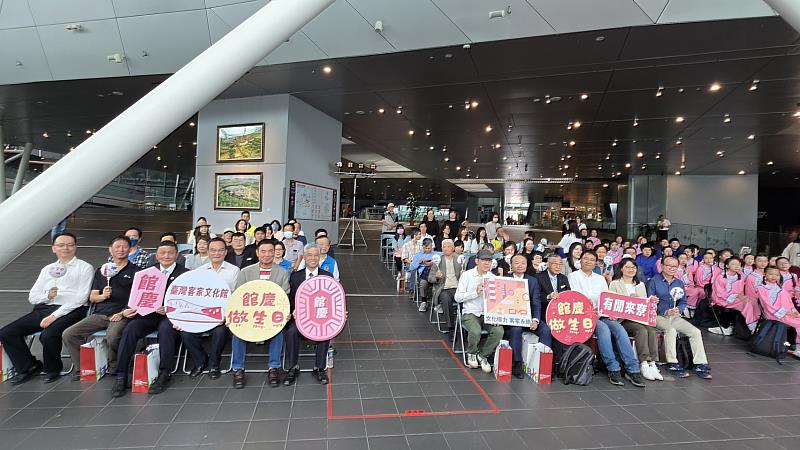 圖2 臺灣客家文化館館慶做生日各界獻上祝福大合影