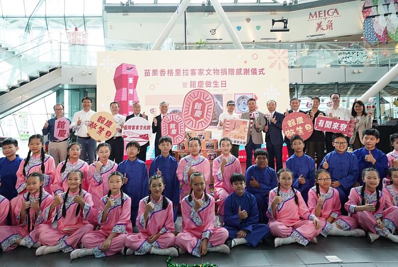 圖1 臺灣客家文化館館慶做生日各界獻上祝福，與會貴賓大合照