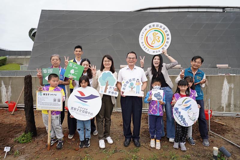 圖5 臺灣客家文化館館慶做生日各界獻上祝福，由農業部苗栗區農業改良場致贈臺灣原生植物愛玉苗給客發中心，並由鄰近九湖國小師生共同種下愛玉苗