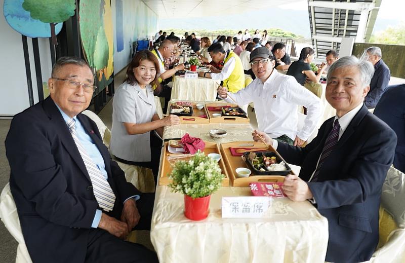 圖4 臺灣客家文化館館慶做生日各界獻上祝福，客發中心與臺鐵公司的首次異業合作，共同推出限量聯名「幸福食客便當」