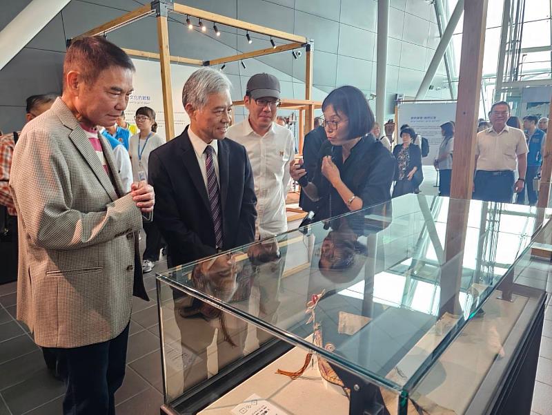 圖3 臺灣客家文化館館慶做生日各界獻上祝福，勾嘴鞋等文物導覽解說(左起鍾東錦縣長、范佐銘副主委、何承育副總經理及鄭惠美老師)