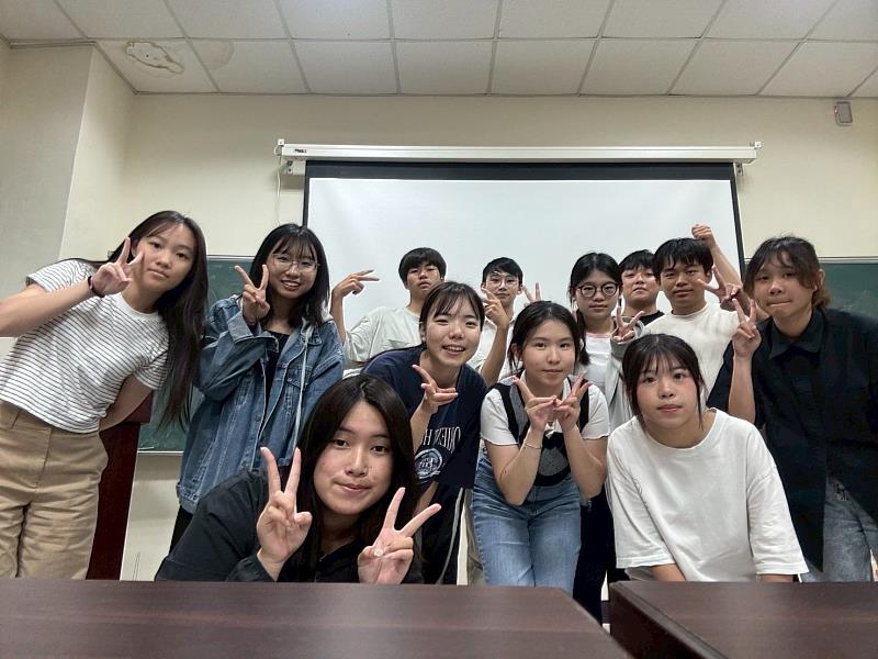 1.化學系系學會會長張欣華率領組成團隊，自發性設計籌辦「化學安全 RPG 遊戲」。