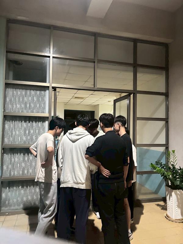 學生在理工一館走廊與教室間穿梭解謎,實地操作中學習應變與風險判斷。