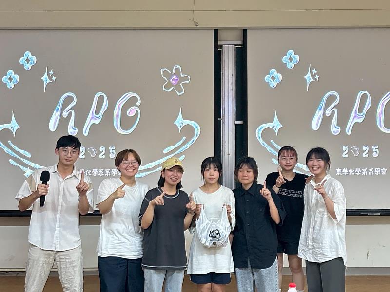 解謎成功後開心領取獎品，展現團隊合作與學習成果。