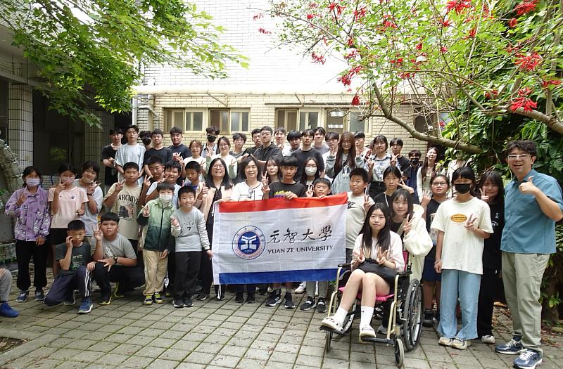 元智師生與宵裡國小校長及孩童合影