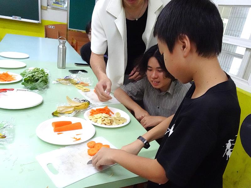 元智同學指導學童製作小鴨食材
