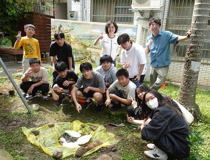 利用草地中一口井的空間創造出鴨子新的戲水池