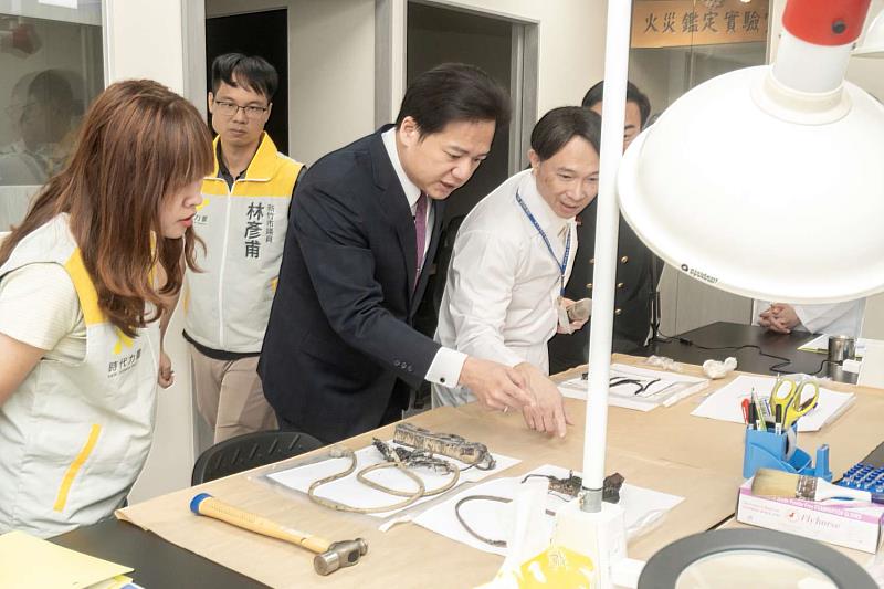 代理市長邱臣遠參觀實驗室。