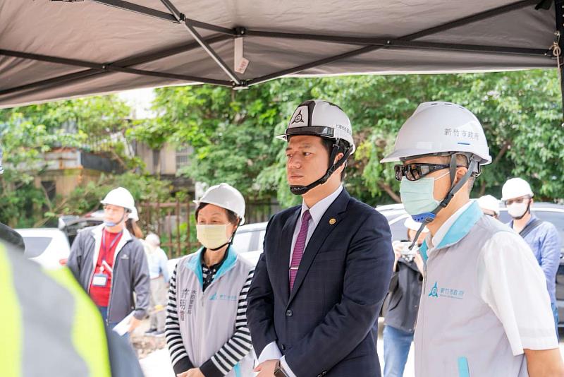 邱代理市長率竹市府團隊與水田里長許明霞在視察現場仔細聆聽交通處工程簡報