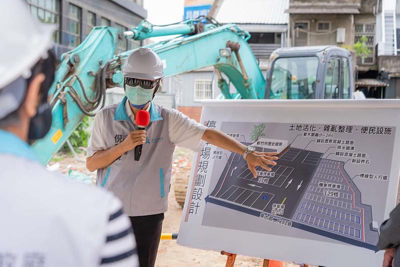 邱代理市長率竹市府團隊與水田里長許明霞在視察現場仔細聆聽交通處工程簡報