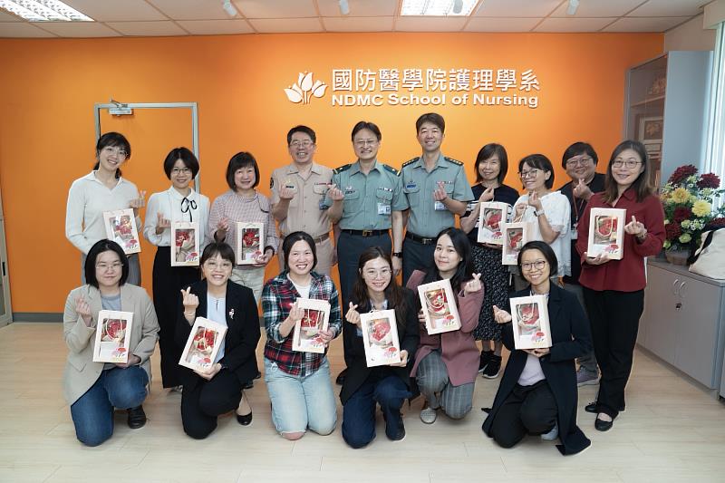 林校長與護理系同仁合影。
