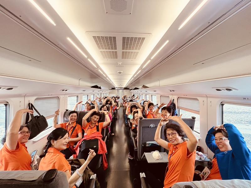 臺東縣政府帶長者解鎖追星夢! 親臨沈文程演唱會現場圓青春記憶