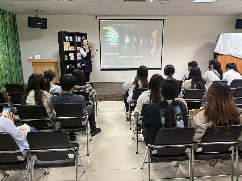 南華大學辦理企業參訪,參訪及天明製藥(股)公司,馮暄茵館長介紹天明製藥的企業文化。