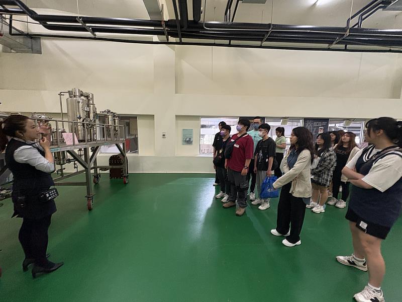 南華大學辦理企業參訪，參訪及天明製藥(股)公司，馮暄茵館長介紹說明科學中藥的製程。