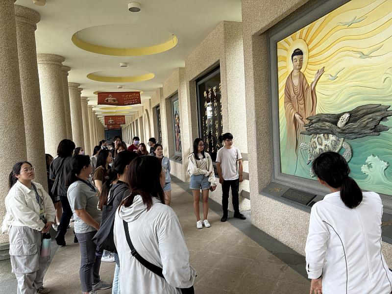 南華大學學生參訪佛光山佛陀紀念館，聆聽導覽員的解說。