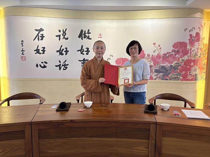 南華大學辦理企業參訪，帶領學生參訪佛光山佛陀紀念館，為感謝副館長永融法師(左)親自接待，產職處呂玉枝組長(右)代表致贈感謝狀。