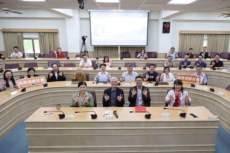 南華大學邀請國立臺灣師範大學體育與運動科學系主任張育愷特聘教授蒞校演講，並與出席聽講的主管們合影。
