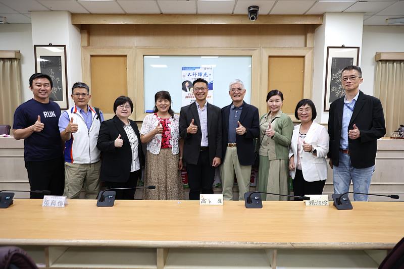 南華大學邀請國立臺灣師範大學體育與運動科學系主任張育愷特聘教授(中)蒞校演講，並與高俊雄校長(右4)及與會主管合影。